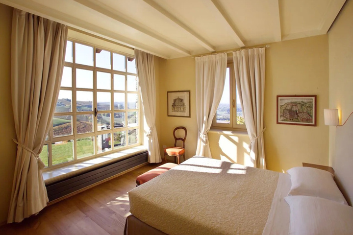 Room 4 of 12