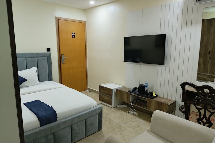 Room 21 of 77