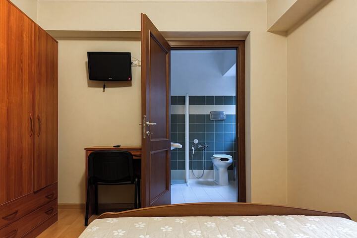 Room 6 of 24