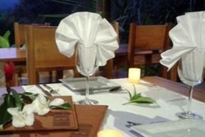Dining 30 of 32