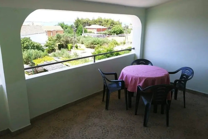 Dining 10 of 12