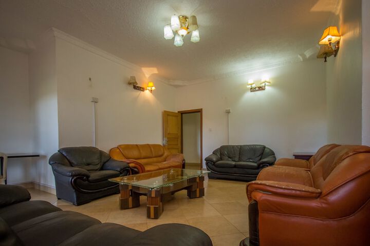 Lounge 43 of 52