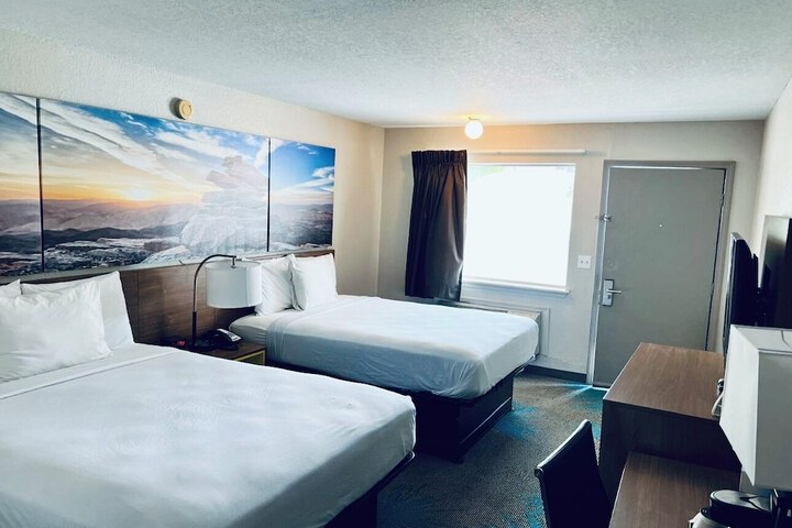 2 Queen Beds (10 of 12)