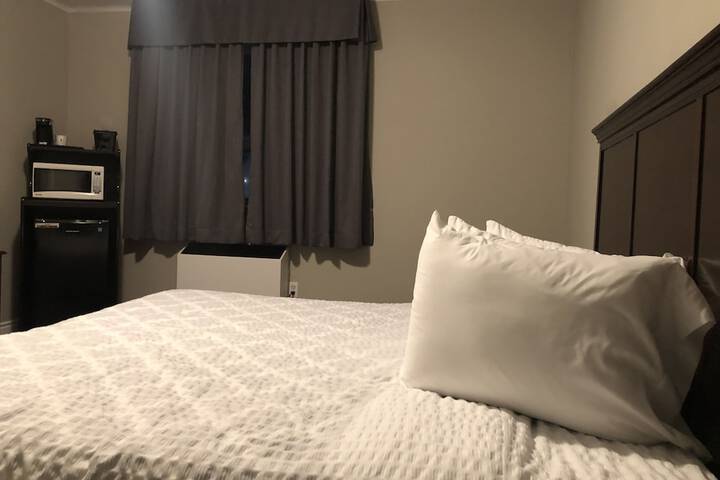 1 Queen Bed (25 of 33)