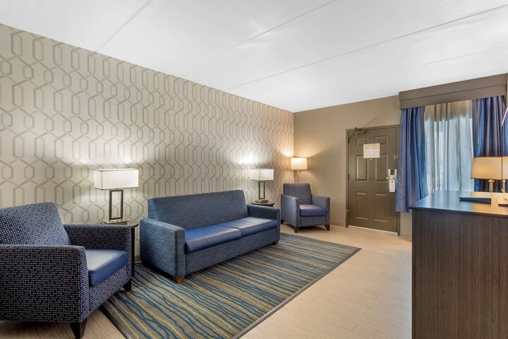 2 Queen Beds Exterior Entrance First Floor Microwave and Refrigerator WiFi Pet Friendly Room Full Breakfast (12 of 12)