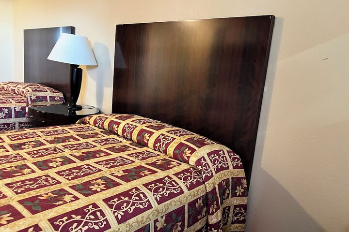 1 Queen Bed (2 of 8)