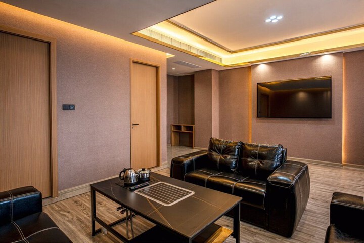 Room 53 of 84