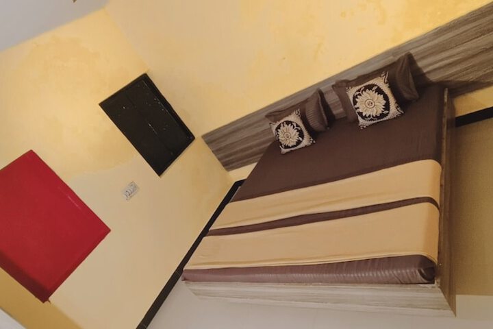 Room 8 of 11
