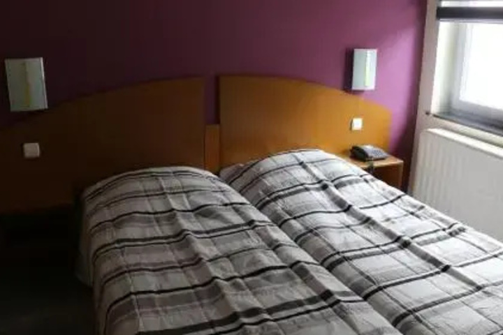 Room 4 of 10