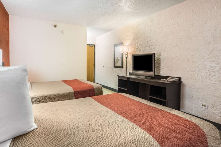 Standard Room, King or Two Doubles (3 of 5)