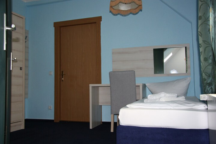 Room 8 of 37