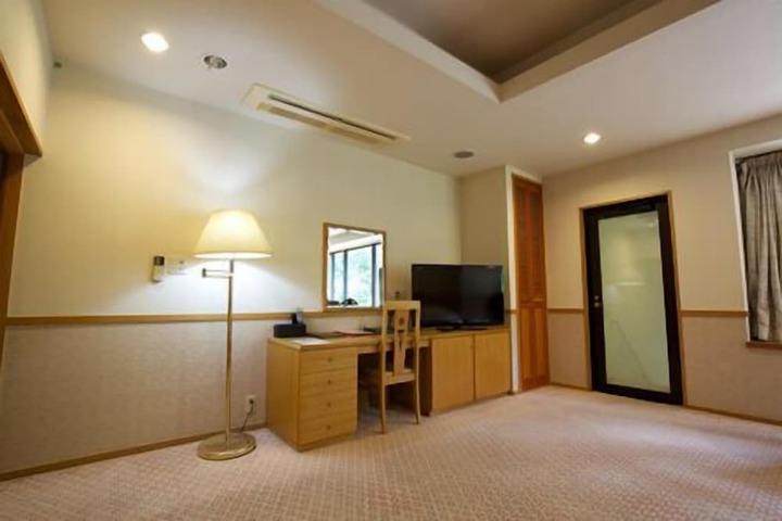 Room 14 of 32