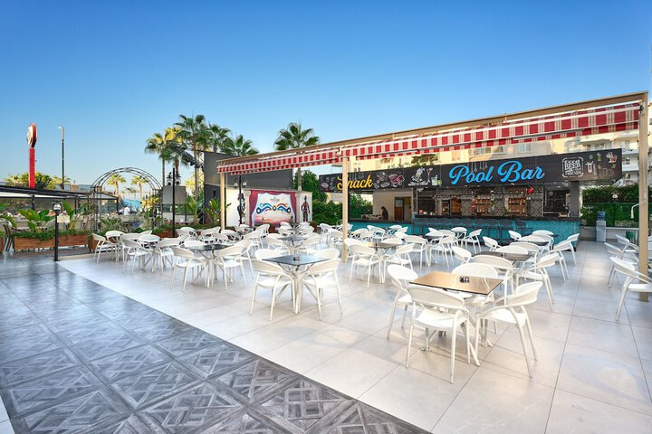 Swim-up bar