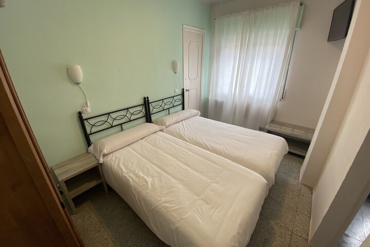 Room 6 of 18