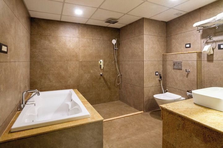 Deep soaking bathtub