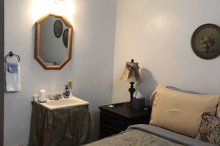 1 Queen Bed (3 of 21)