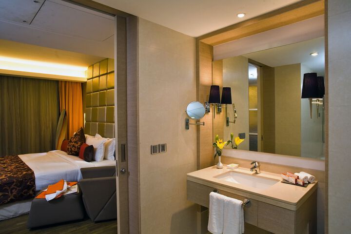 Room 4 of 63