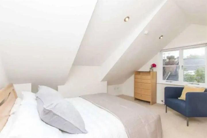Room 5 of 12