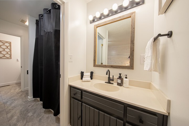 Clear Creek Lodge Handicap Accessible King Room (40 of 41)