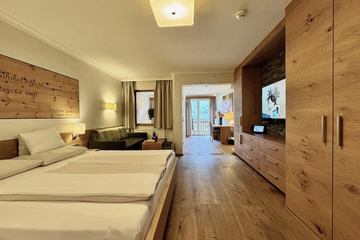 Room 2 of 100