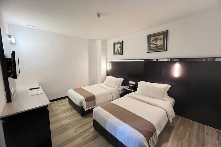 Room 25 of 47
