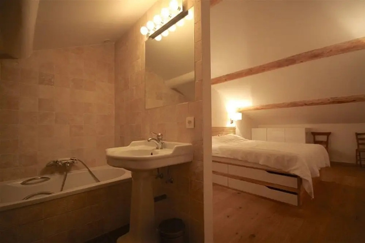 Room 8 of 11