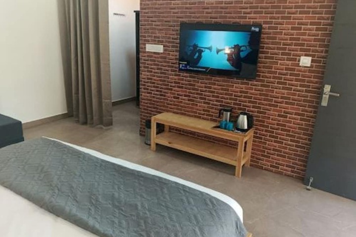 Room 5 of 32