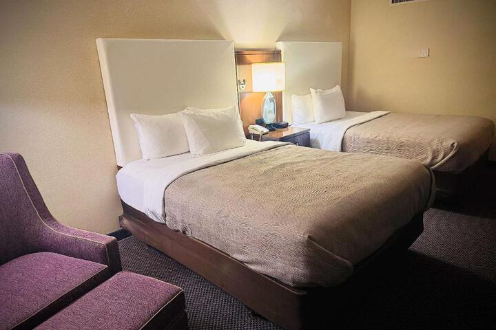 2 Double Beds (7 of 10)