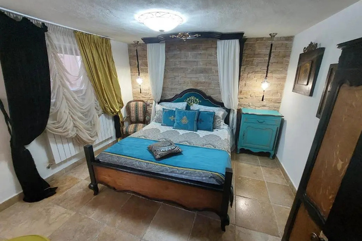 Room 2 of 8