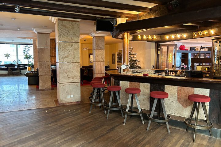Lounge 87 of 94