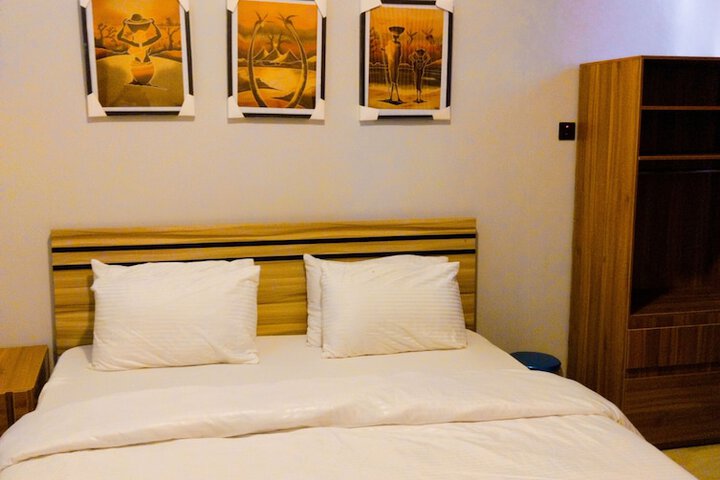 Room 4 of 5