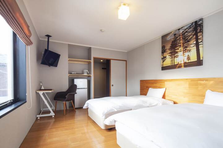 Room 5 of 12
