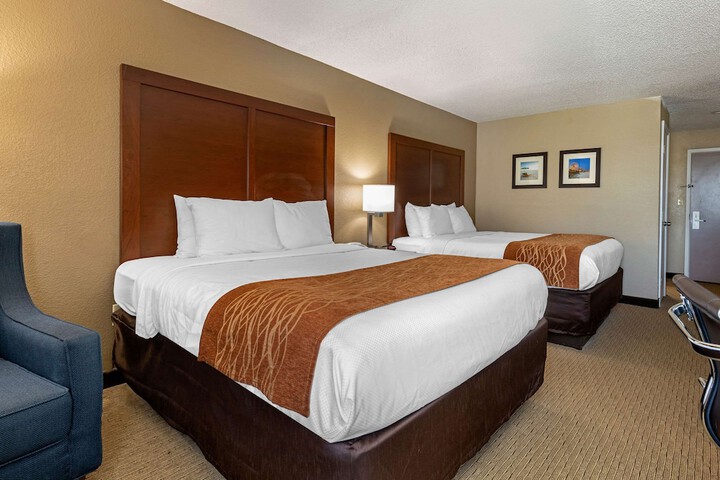 2 Queen Beds (12 of 12)