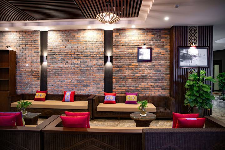 Lounge 75 of 84