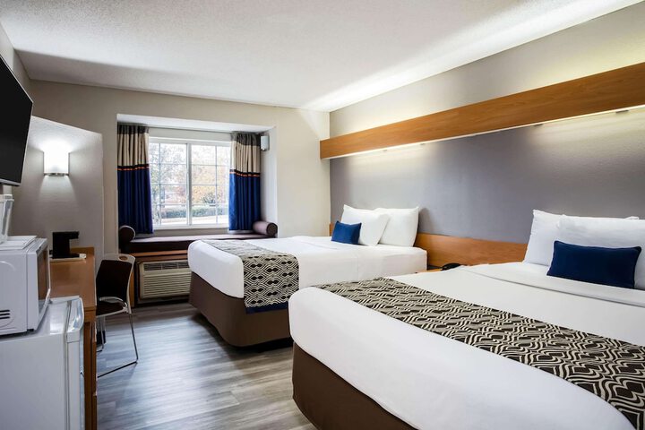 1 Queen Bed Accessible Room (1 of 8)