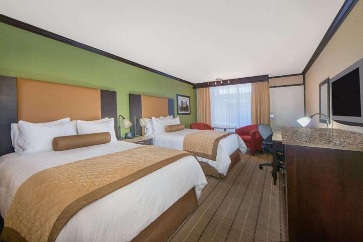 2 Double Beds (7 of 7)