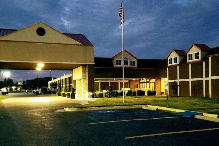 Exterior of Ramada Inn Conference Center Bossier City