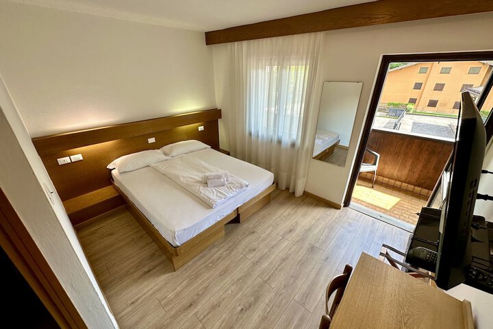 Room 9 of 34