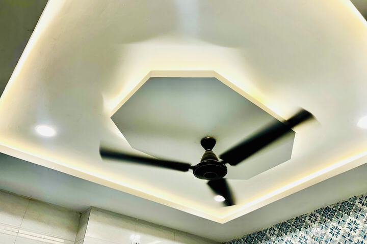 Room 5 of 8