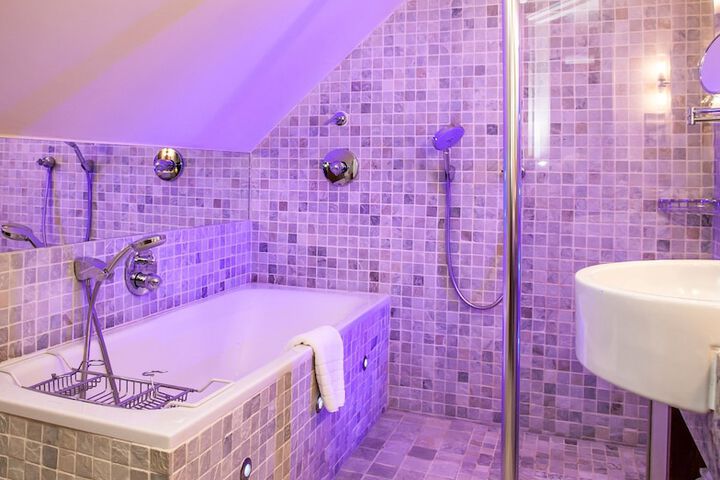 Deep soaking bathtub