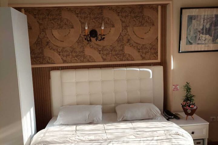 Room 6 of 8