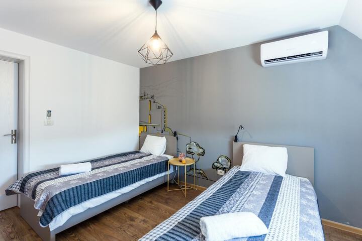 Room 11 of 24
