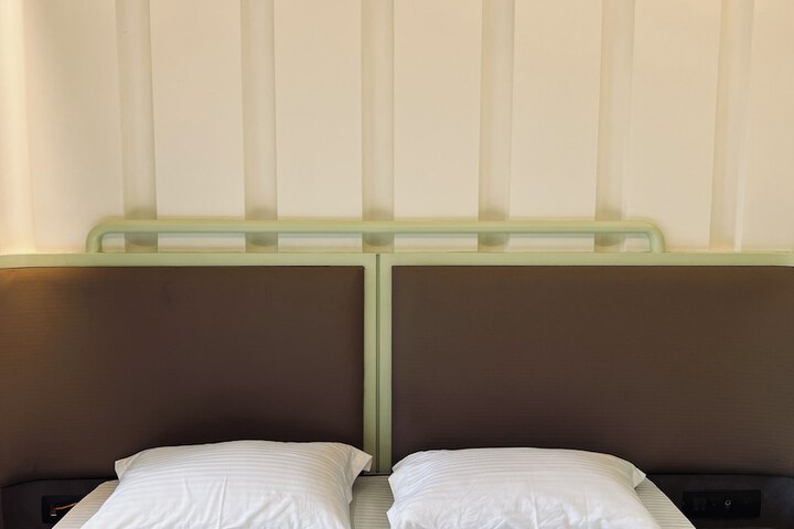Room 8 of 32