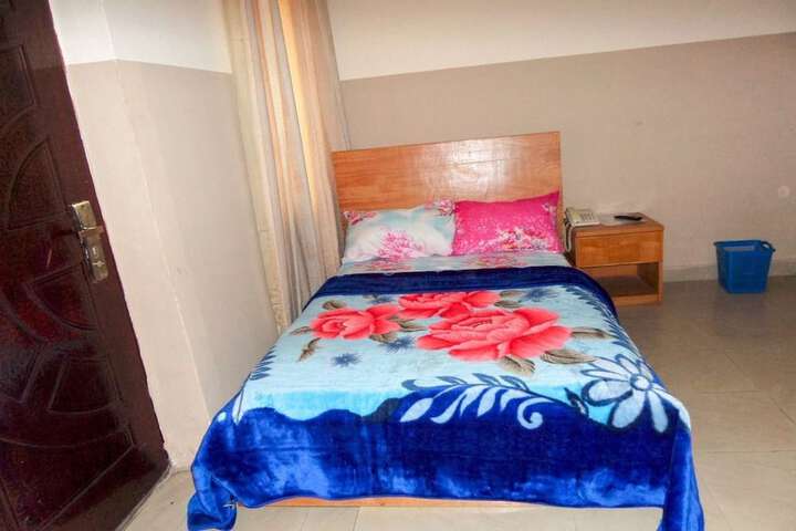 Room 5 of 16