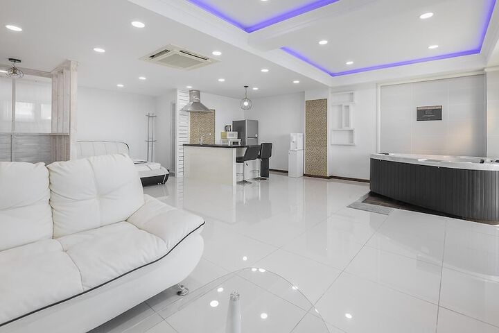 Room 5 of 99