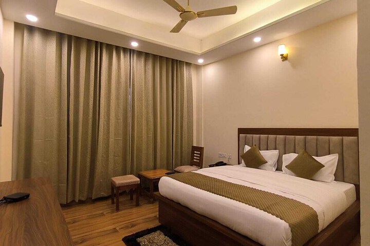 Room 5 of 16