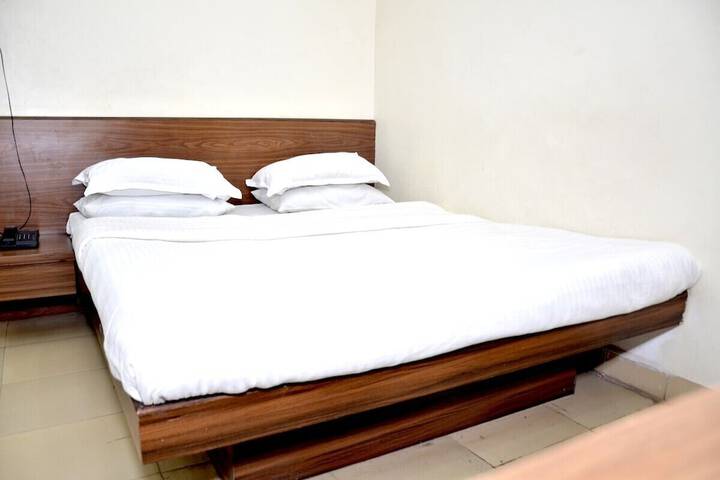 Room 10 of 31