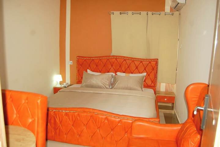 Room 6 of 12