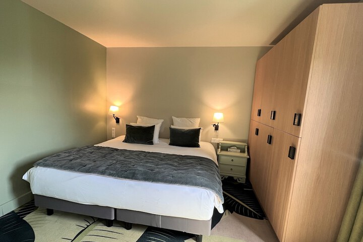 Room 5 of 163