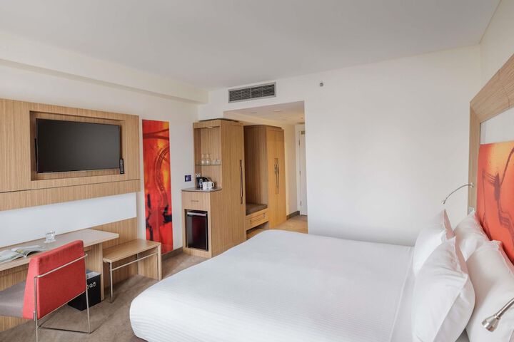 Room 6 of 98